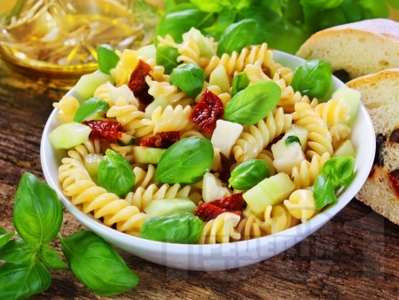 salata-s-pasta-marinovani-susheni-domati