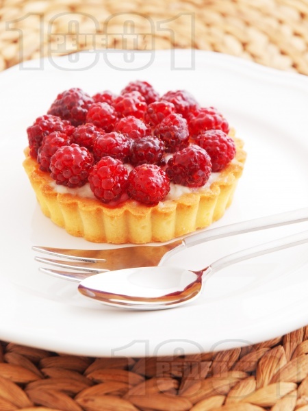 Тарталета с ванилов крем и малини